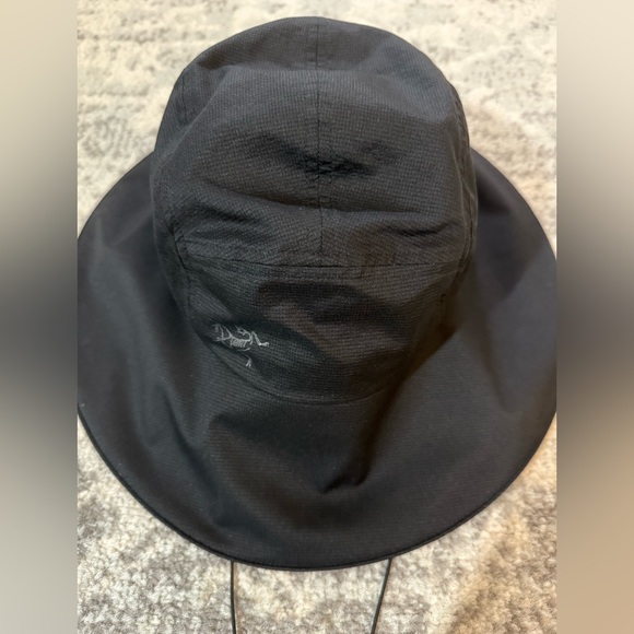 Arc’teryx Black Wide Lightweight Hat - Picture 2 of 4